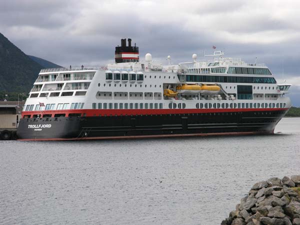 Trollfjord | Hurtigruten